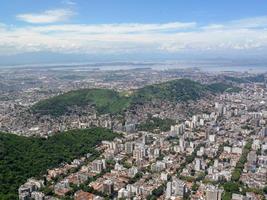 vista della città di rio de janeiro vista dalla vetta del picco perduto foto