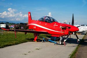 militare allenatore aereo a aria base. aria vigore volo operazione. aviazione e aereo. aria difesa. militare industria. volare e volare. foto