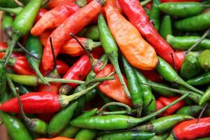 misto rosso peperoncini e verde peperoncini. speziato cucina ingredienti foto