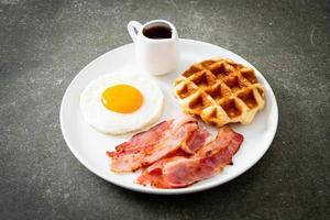 uovo fritto con bacon e waffle per colazione