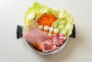 zuppa nera sukiyaki o shabu con carne cruda e verdure - stile alimentare giapponese foto