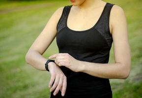 una ragazza usa un fitness tracker. orologio intelligente. foto