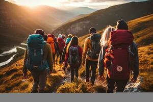 un' gruppo di amici escursioni a piedi nel il montagne, cattura il spirito di esplorazione, risultato, e il bellezza di natura. generativo ai foto