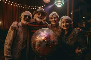 un' gruppo di Sambuco amici in posa nel davanti di un' gigante discoteca sfera, riflettendo colorato luci e la creazione di un indimenticabile scena. concetto di nostalgia e a tema discoteca atmosfera. generativo ai foto