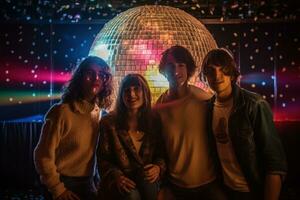 un' gruppo di amici in posa nel davanti di un' gigante discoteca sfera, riflettendo colorato luci e la creazione di un indimenticabile scena. generativo ai foto