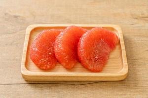 frutta fresca del pomelo rosso o pompelmo sulla piastra foto