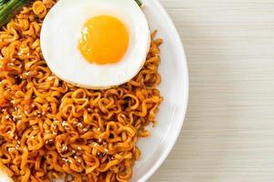 noodles istantanei piccanti coreani secchi fatti in casa con uovo fritto foto