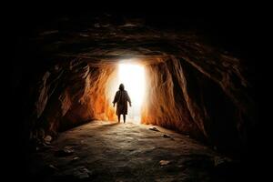 un Immagine di un' persona emergente a partire dal un' buio tunnel in direzione il luce, simboleggiante il trasformazione e rinascita Associated con il risurrezione. generativo ai foto