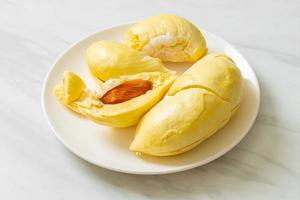 durian stagionato e fresco, buccia di durian su piatto bianco