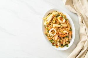 insalata piccante di noodle istantanei con carni miste