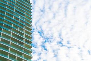 edificio con cielo nuvoloso e copia spazio foto