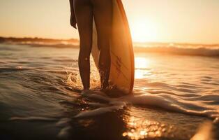 vicino su parte inferiore pov Visualizza giovane femmina surfer ragazza gambe con tavola da surf In piedi a oceano costa onda contro caldo Alba. concetto estate vacanza. generativo ai. foto