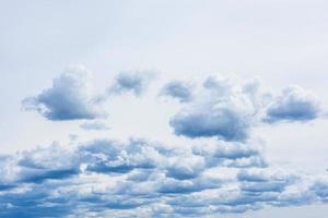 sfondo drammatico del cielo di tempesta. può essere usato come sfondo foto