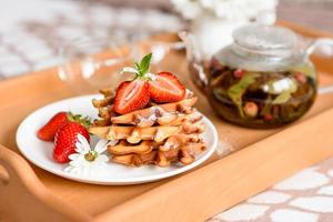 deliziose cialde belghe appena sfornate con frutti di bosco e frutta foto