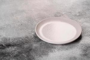piatto bianco isolato su sfondo bianco foto