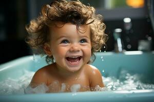 un' giovane bambino, con Riccio capelli e un' gioioso espressione, gode un' giocoso bagno nel un' bianca vasca da bagno. il del bambino risata riempimenti il aria come essi spruzzo in giro nel il acqua. generativo ai foto