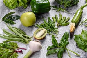 composizione di verdure verdi brillanti e succose, spezie ed erbe aromatiche foto