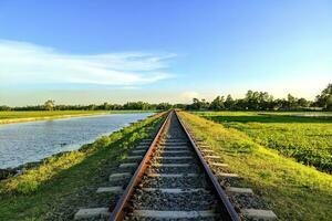 Questo è il treno linea di nostro bangladesh. linea ferroviaria nel il mezzo e piccolo fiume su il sinistra. il tempo speso Là era molto piacevole. foto