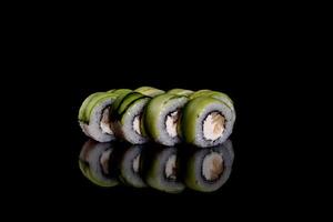 rotoli di sushi freschi e deliziosi su uno sfondo scuro foto