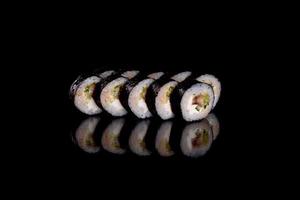 rotoli di sushi freschi e deliziosi su uno sfondo scuro foto