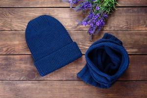 bellissime cose lavorate a maglia di lana cappello e snood foto