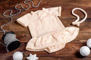 i vestiti a maglia per bambini sono bianchi in lana naturale