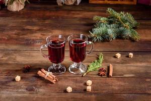 vin brulé caldo per inverno e natale con varie spezie foto