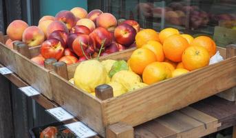 frutta su uno scaffale di mercato foto