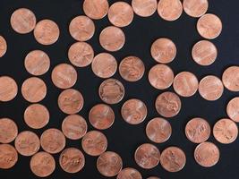 monete da un centesimo di dollaro, stati uniti su nero foto