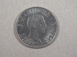 vecchia moneta in lira italiana con vittorio emanuele iii re
