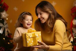 mamma e bambino Aperto un' regalo per Natale, giallo sfondo ai generato foto