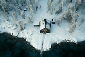 Svezia inverno cabine catturato a partire dal sopra, con un' solitario figura ai generato foto