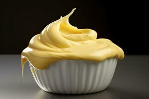 Cupcake con giallo glassa su un' nero sfondo foto