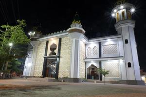 vista della moschea di notte a pekalongan, indonesia foto