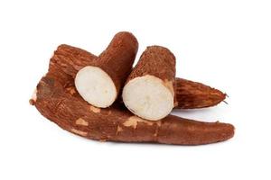 manioca isolato su uno sfondo bianco foto