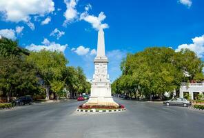 messico, avenue paseo montejo a merida con musei, ristoranti, monumenti e attrazioni turistiche foto