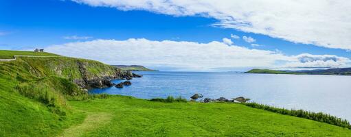 Scozia Shetland scenario nel Inghilterra con scogliere, oceano visualizzazioni e verde pascoli foto