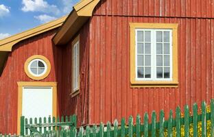 tipico architettura di Groenlandia capitale nuuk con colorato case collocato vicino fiordi e iceberg foto