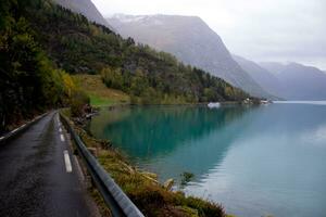 paesaggio nel autunno vicino loen e strina nel Norvegia, strada per lovenet nel ottobre, lago con turchese acqua su piovoso giorno foto