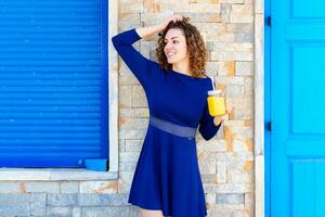 sorridente donna con succo su città strada foto