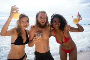 gruppo di amici avendo divertimento su il spiaggia. giovane donne avendo divertimento su il spiaggia. foto