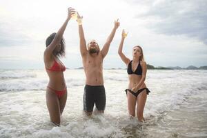 gruppo di amici avendo divertimento su il spiaggia. giovane donne avendo divertimento su il spiaggia. foto