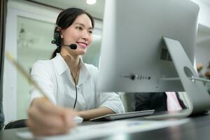 ritratto di attività commerciale persone indossare cuffia Lavorando attivamente nel ufficio. chiamata centro, telemarketing, cliente supporto agente fornire servizio su telefono video conferenza chiamata. foto