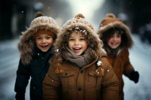 bambini giocando e Guardando neve su Natale vigilia foto
