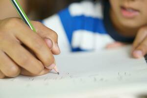 madre detiene mani con figlio per pratica scrittura lettere foto