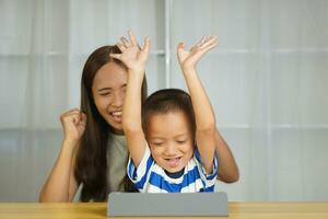 madre e figlio siamo contento per passaggio il in linea studia test. foto