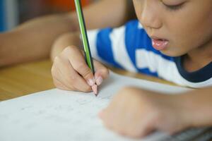 ragazzi pratica scrittura numeri e lettere. foto