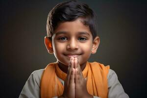 un' foto di un' bello giovane indiano uomo con il suo mani piegato nel preghiera di fronte il telecamera, ai generativo