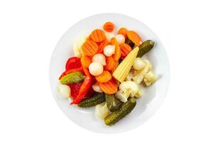 insalata verdura sottaceto gustoso speziato cetriolo, cetriolino, carota, cipolla, cavolfiore, Pepe aperitivo pasto cibo merenda su il tavolo copia spazio cibo sfondo rustico superiore Visualizza foto