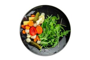 insalata verdura sottaceto gustoso speziato cetriolo, cetriolino, carota, cipolla, cavolfiore, Pepe aperitivo pasto cibo merenda su il tavolo copia spazio cibo sfondo rustico superiore Visualizza foto